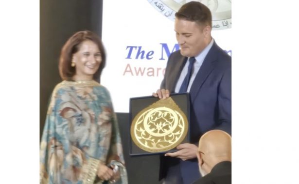 Professor Shahina Pardhan OBE being presented with the Ibn Sinha award by Wes Streeting, Health Secretary